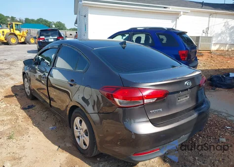2017 Kia Forte Lx z USA, uszkodzony, nr VIN 3KPFK4A77HE136541